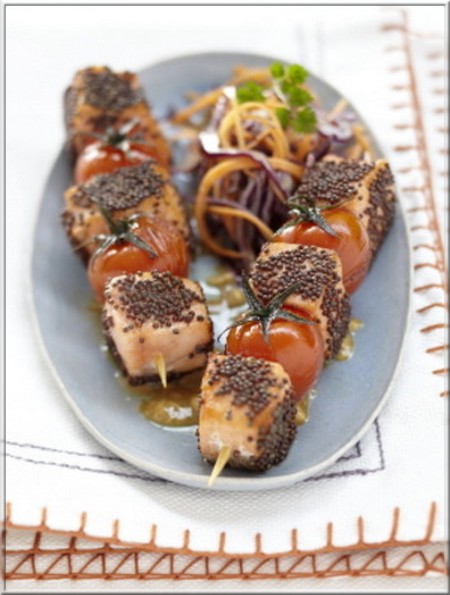 brochette_de_saumon_ecossais_label_rouge_et_tomates_aux_graines_de_moutarde_