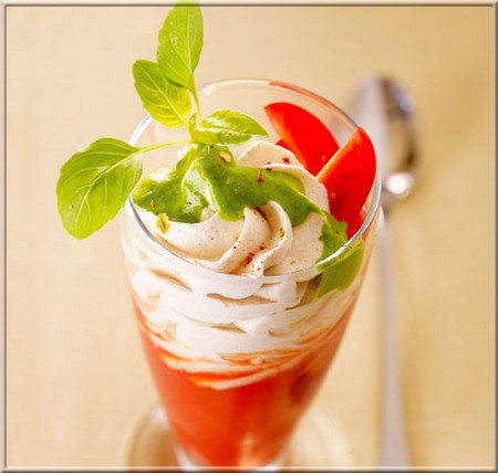 melba_de_tomate_a_la_chantilly_de_chevre_boite_nappee_de_tapenade