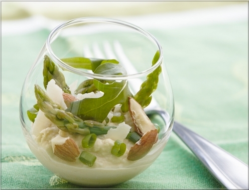 verrine_a_la_creme_d_anchois_et_noix_pointes_d_asperges_vertes_et_amandes_grillees_