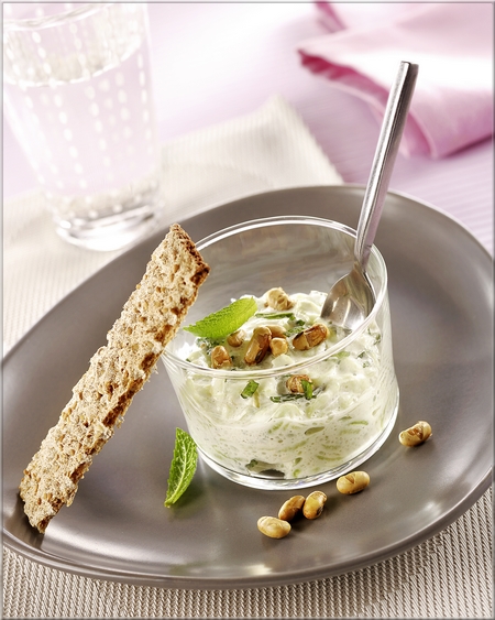 creme_de_concombre_a_la_menthe_aux_grains_de_soja_et_tartine_3_cereales_