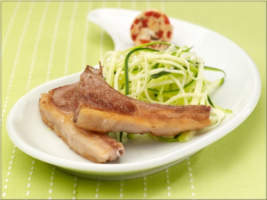 petites_cotes_d_agneau_beurre_poivron_olives_et_spaghettis_de_courgettes_