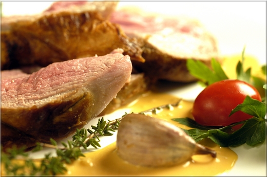 gigot_d_agneau_roti_a_la_creme_d_ail_rose_de_lautrec_
