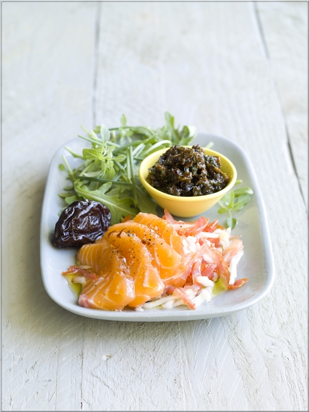 pruneaux_enracines_au_raifort_tomate_rapee_et_saumon_frais_