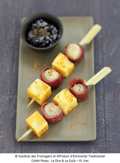 brochettes_de_canard_fume_petits_oignons_caramelises_et_emmental_grand_cru_au_piment_d_espelette_