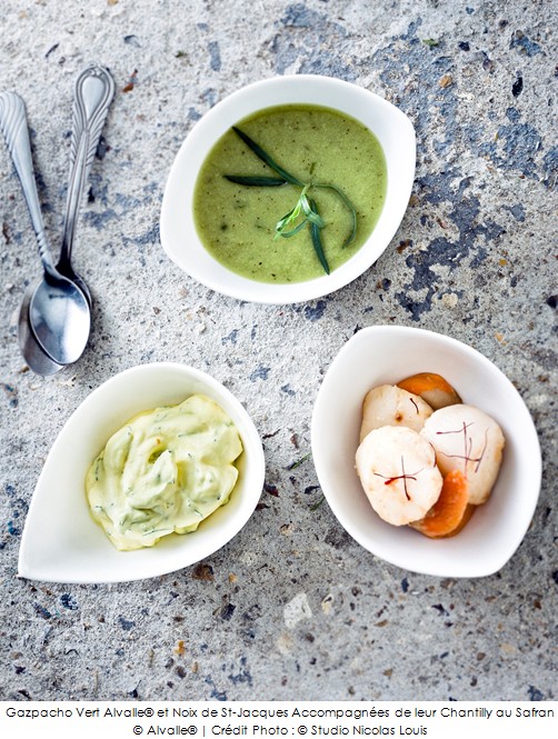 gaspacho_vert_alvalle_et_noix_de_st_jacques_accompagnees_de_leur_chantilly_au_safran_