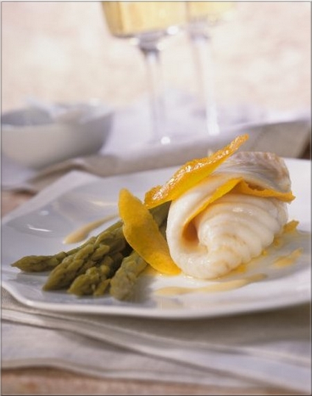 filet_de_turbot_a_la_vapeur_asperges_vertes_sauce_mousseuse_aux_agrumes_
