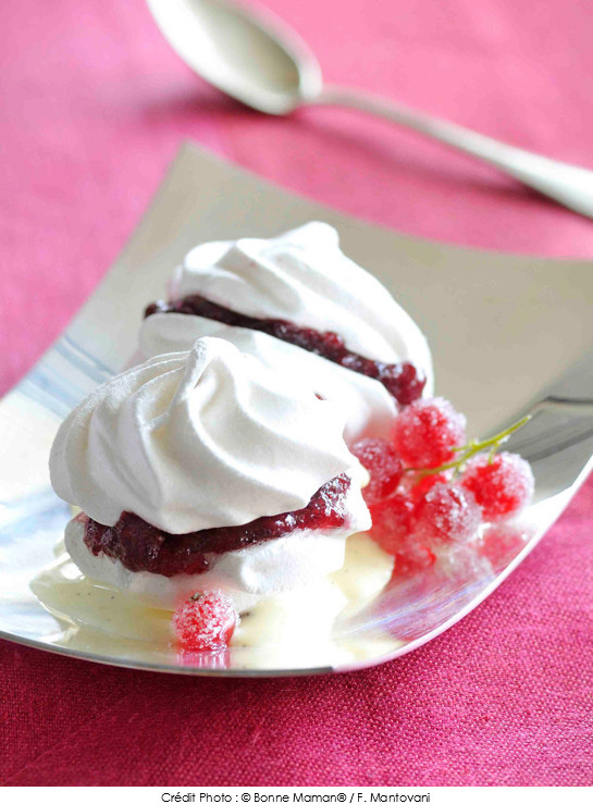 duo_rouge_et_blanc_enneige_groseilles_givres_sur_lit_de_creme_vanille_legere