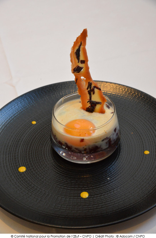 les_oeufs_cocottes_en_compotee_de_chou_rouge_a_l_abricot_sec_espuma_de_bacon_et_tuile