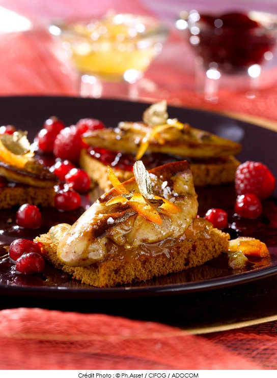 le_foie_gras_poele_sur_tranche_de_pain_d_epices_et_fruits_rouges