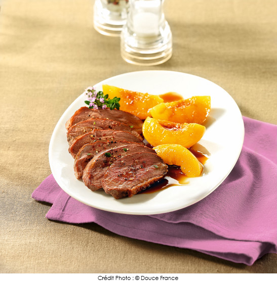 filet_de_canard_et_peches_tiedes_caramel_au_beurre_sale