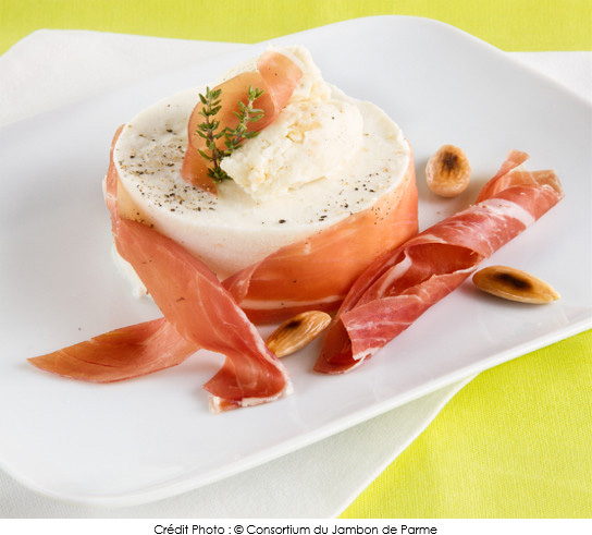 creme_bavaroise_a_la_ricotta_et_au_gingembre_mozzarella_aux_amandes_grillees_enroulee_de_jambon_de_parme
