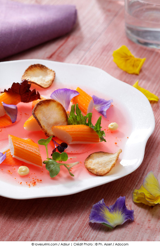 rosace_de_surimi_marine_eau_de_tomate_gelifiee_mayonnaise_gingembre_shiso_et_chips_croustillantes