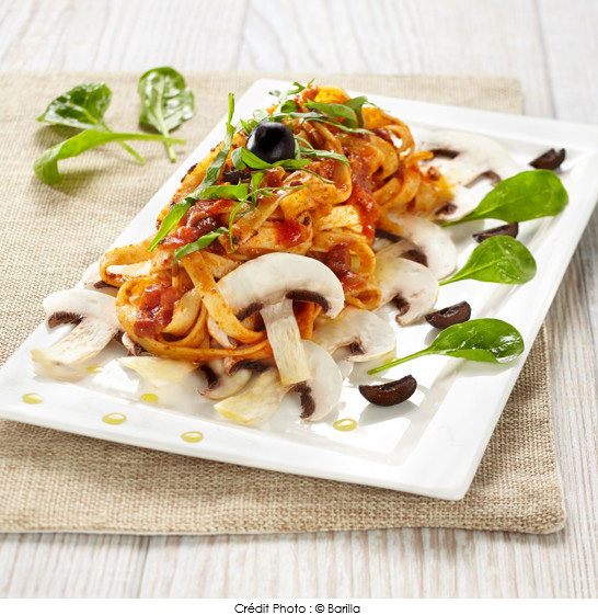 tagliatelle_a_la_sauce_bolognese_champignons_et_cepes_pousses_d_epinards_essence_d_olive_noire_et_carpaccio_de_champignons_de_paris