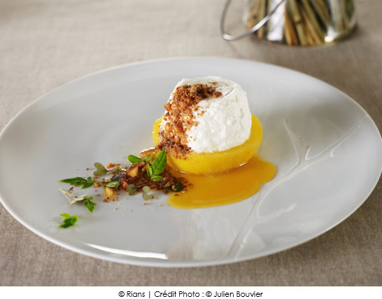 tranche_de_coing_roti_au_caramel_de_passion_et_faisselle_rians_crumble_de_noix_de_macadamia
