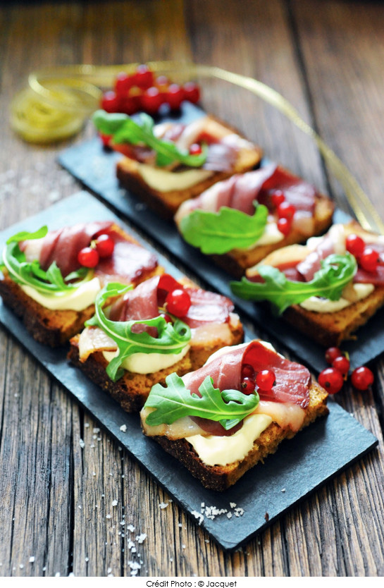 mini_pain_d_epices_figues_magret_de_canard_creme_et_groseilles