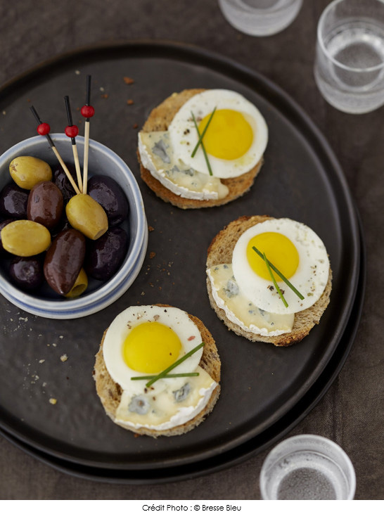 toasts_brioches_et_oeufs_de_caille_au_plat_au_bresse_bleu
