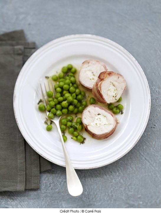 blanc_de_volaille_larde_farci_au_carre_frais_olives_touche_de_citron_petits_pois_fondants_au_thym