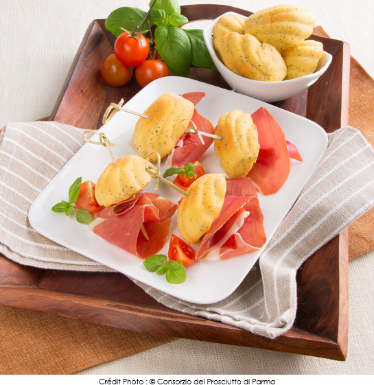 mini_brochettes_de_madeleines_aux_graines_de_pavot_accompagnes_de_jambon_de_parme_tomates_et_basilic