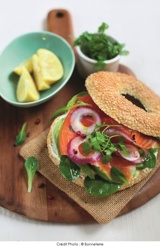 bagel_de_saumon_fume_bonneterre_marine_au_citron_vert_oignons_rouges_et_mache