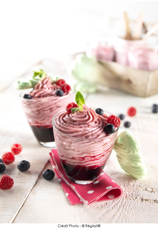 mousse_de_framboises_sur_une_gelee_de_cassis_a_la_violette_meringue_mentholee