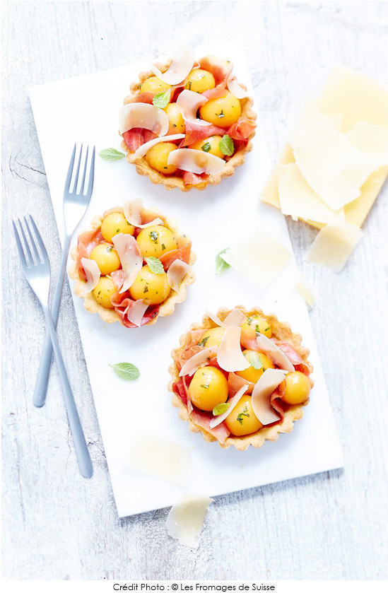 tartelettes_d_ete_sbrinz_aop_au_melon_a_la_menthe_au_jambon_serrano_et_a_la_vinaigrette_d_orange