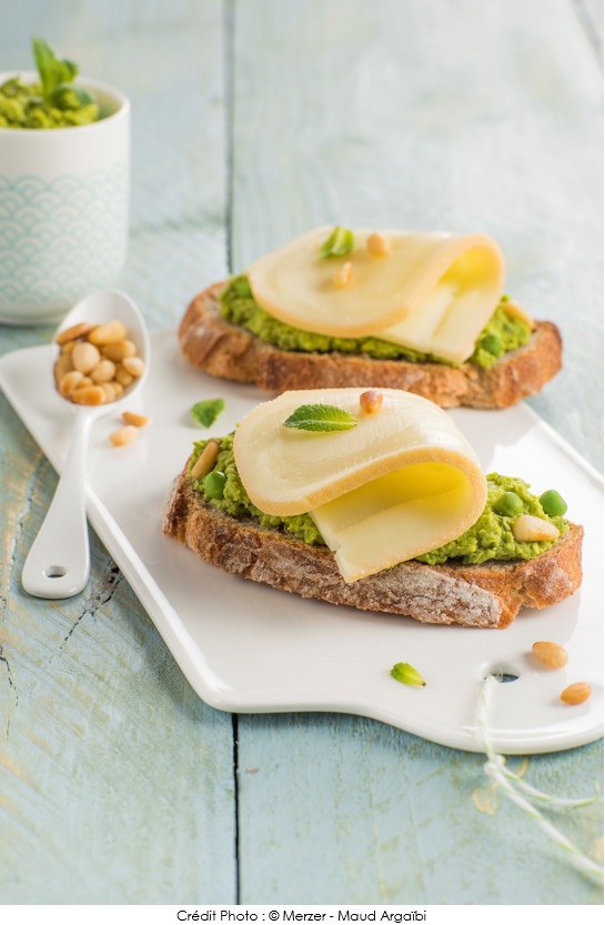 tartines_au_merzer_dip_de_petits_pois_et_pignons_de_pin
