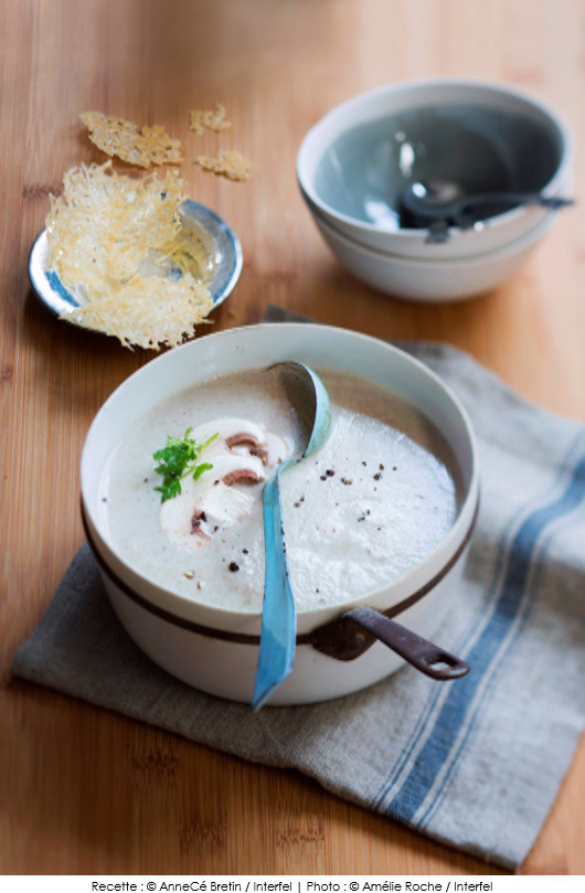 veloute-aux-champignons-de-paris-tuile-au-parmesan