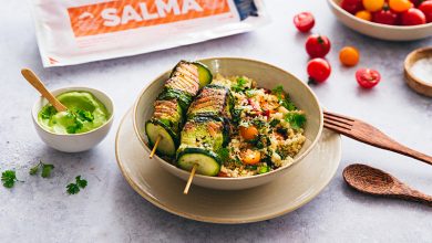 Brochettes de saumon SALMA®, sauce verte aux herbes