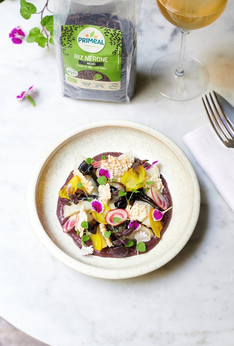 Crème de riz Nérone, topinambours braisés Champagne, trompettes de la mort crackers de riz
