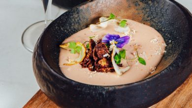 Velouté de châtaigne, copeaux de châtaigne, rose des sables, cresson
