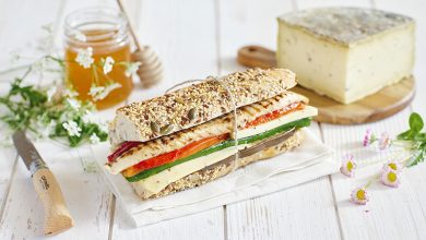 Sandwich de poulet grillé miel, légumes grillés tranche de Tomme gourmande truffe d’été