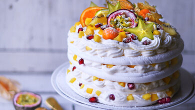 Pavlova aux fruits exotiques et chantilly au yuzu
