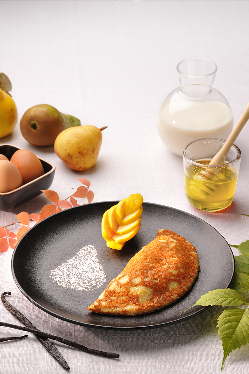Crêpe soufflée, crème pâtissière, poire miel d’acacia
