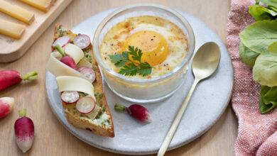 Œuf cocotte Comté Entremont toast de radis beurre d’herbes