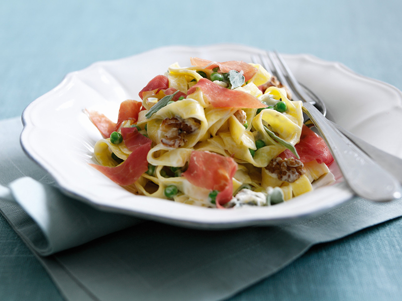 Tagliatelle crème de sauge, noix jambon de Parme