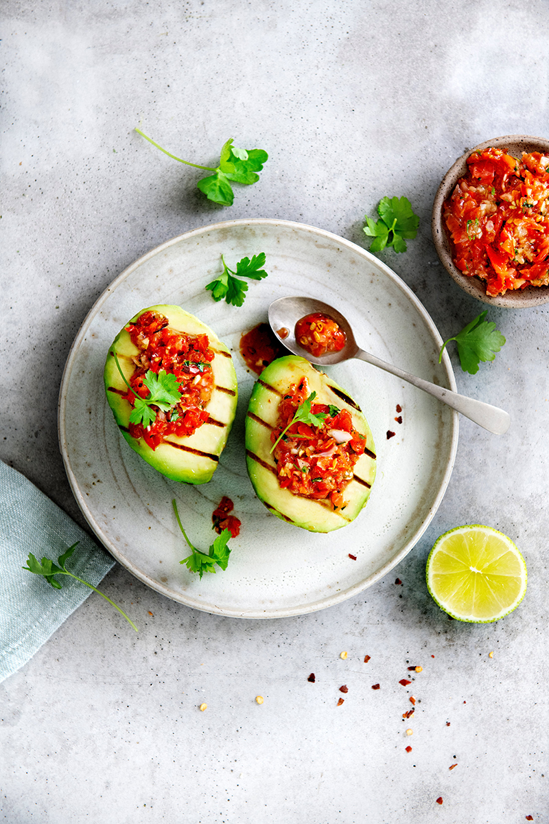 Avocat façon barbecue, sauce salsa poivrons grillés