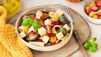 Salade de pâtes, olives vertes, légumes rôtis cubes de Cantal AOP Entremont