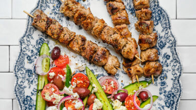 Brochettes d’agneau citron salade grecque