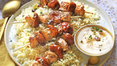 Brochettes de poulet abricots sauce yaourt/cacahuètes