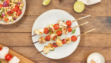 Brochettes de lotte tomates cerises salade de pois chiches