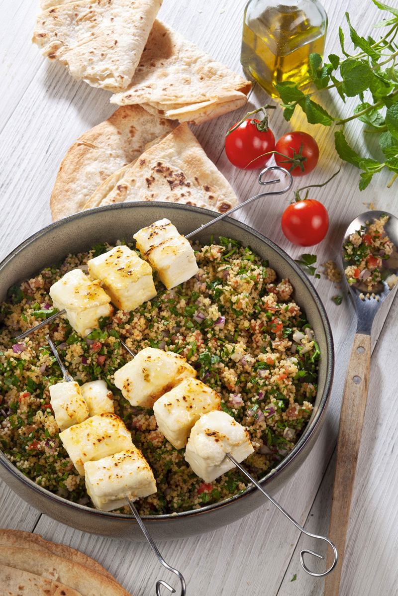 Taboulé vert brochettes de feta grillées