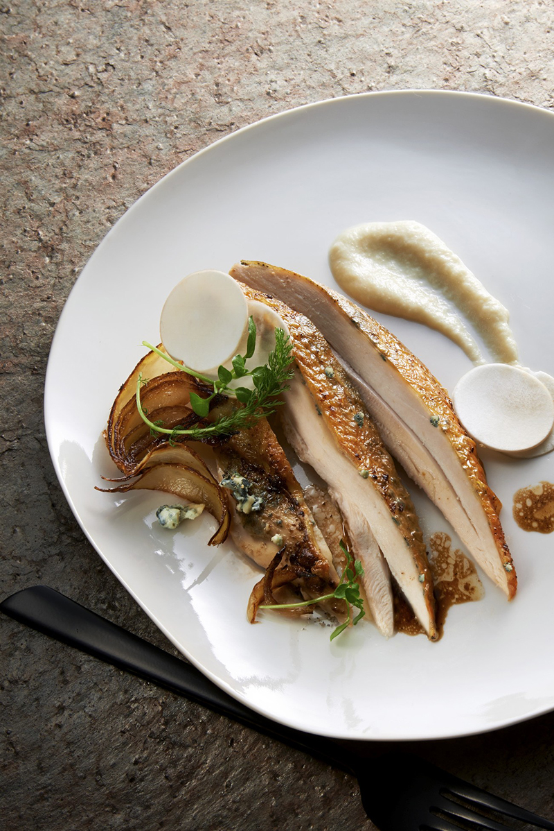 Chapon farci champignons et Saint Agur®