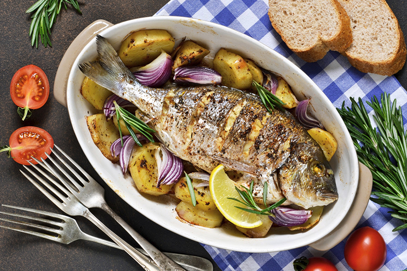 Dorade au four, pommes de terre herbes de Provence