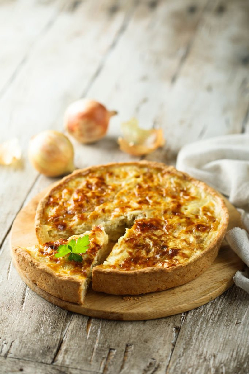 Tarte rustique oignons fondants crème fraîche
