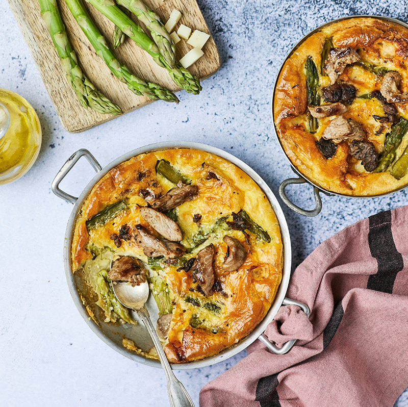 Petits clafoutis à l’agneau, asperges vertes fromage de brebis
