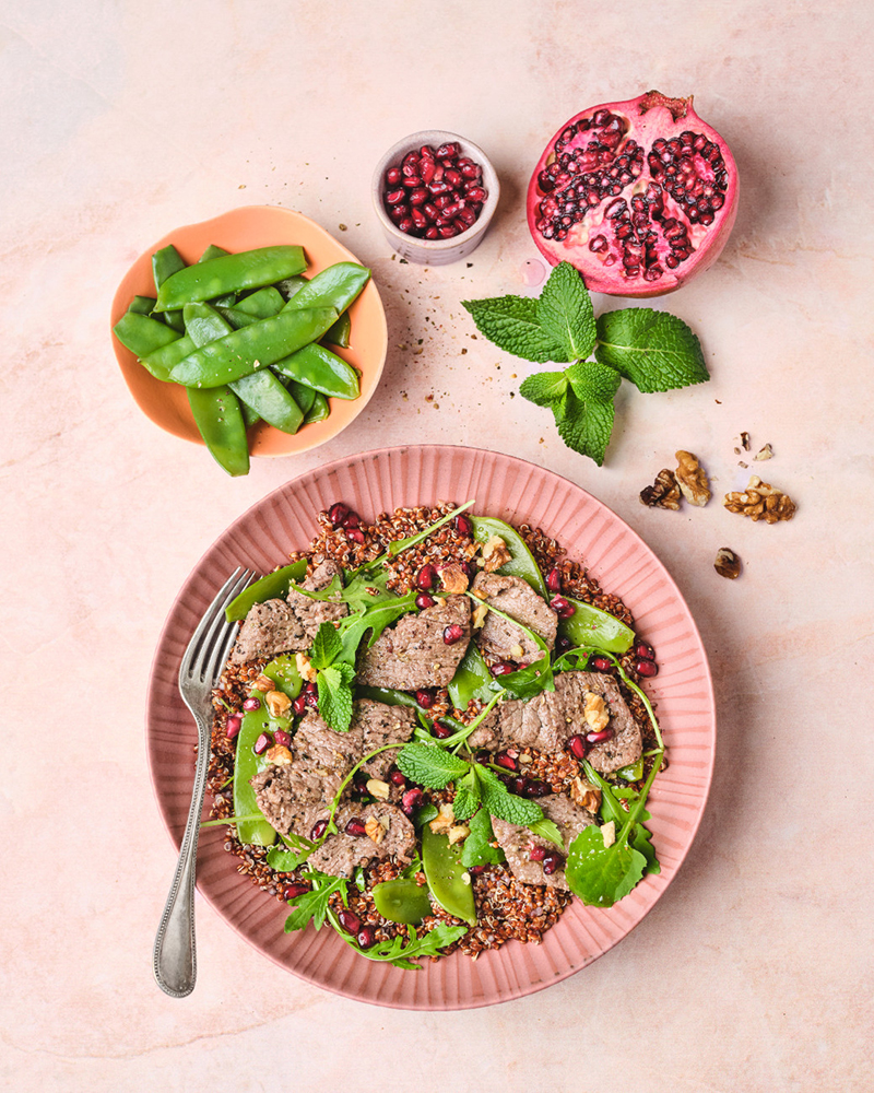 Salade tiède quinoa rouge, rumsteck, roquette, grenade pois mange-tout