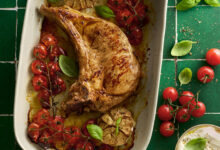Côte de veau rôtie vinaigre balsamique, tomates têtes d’ail rôties, burrata, basilic