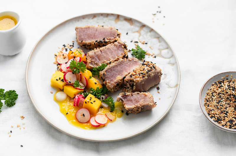 Tataki de thon, salade de mangue radis sésame