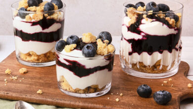 Verrines myrtilles, chantilly chèvre frais crumble