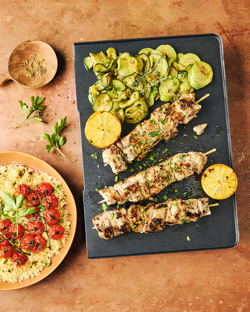 Brochettes d’épaule d’agneau marinées au yaourt et cumin